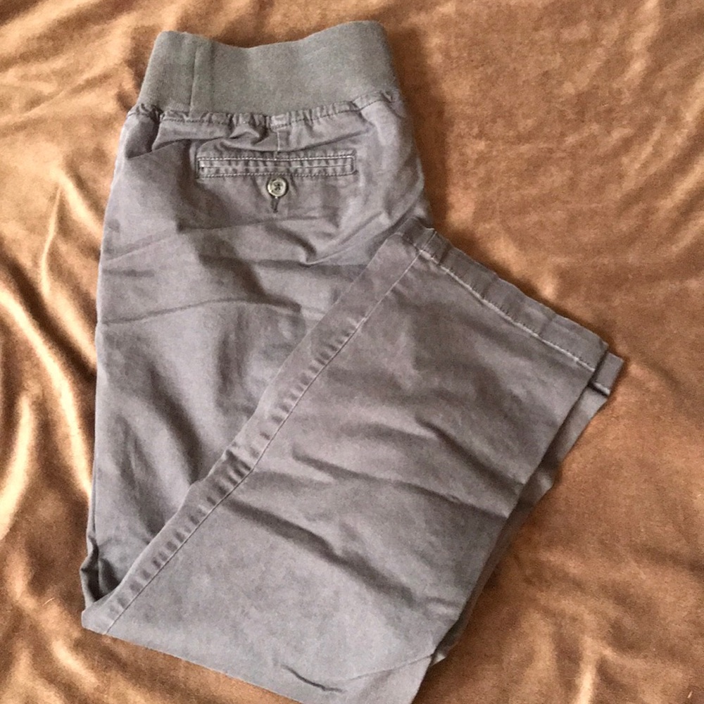🤰🏽 3/$20. dark grey khaki style capris.